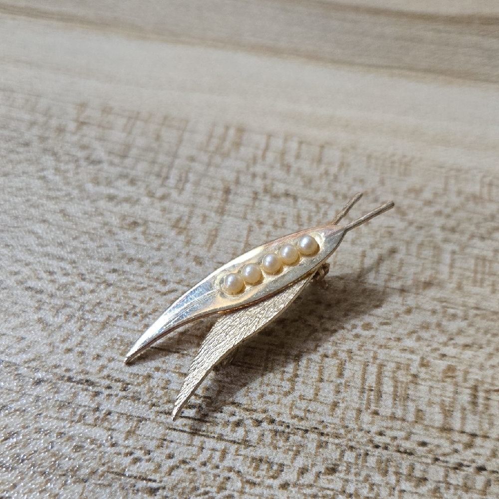 Vintage Gold Tone Leaf -textured Brooch with Pearls Scatter Pin 💫